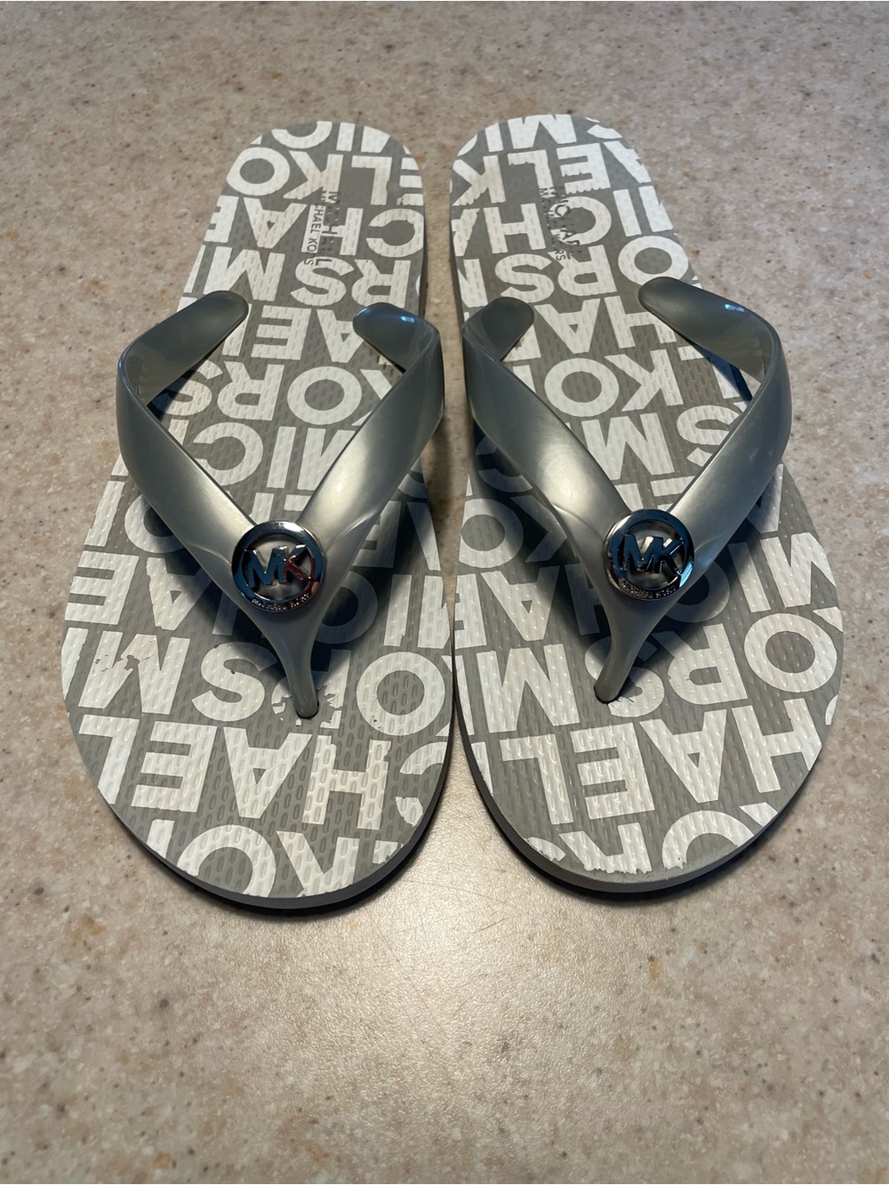 MICHAEL KORS MK Logo Medallian Flip Flop Sandals Gray Silver Metallic Size 8